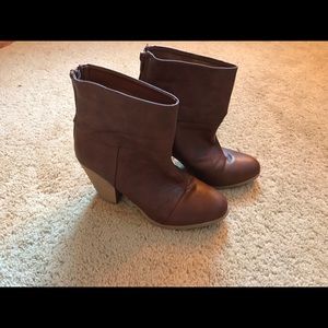Light brown man made leather booties